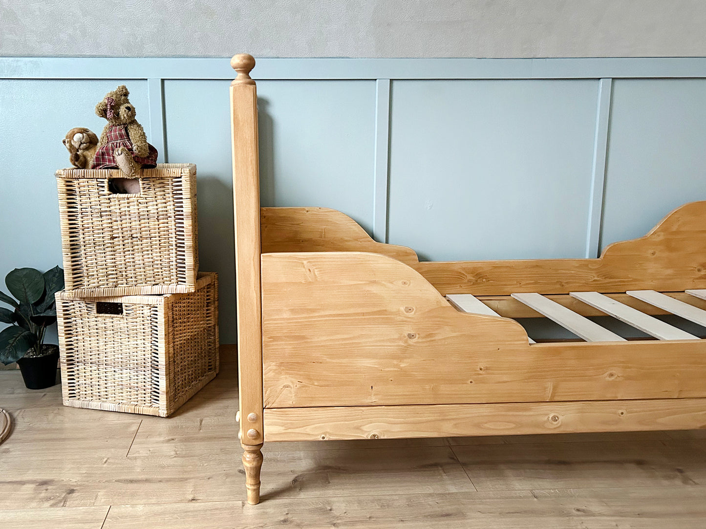 Toddler Vintage design Sleigh Bed, antique pine color